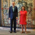 El Rey Felipe VI y la presidenta del Govern, Francina Armengol, posan en el Palacio de la Almudaina, a 29 de julio de 2022, en Palma de Mallorca, Mallorca, Islas Baleares (España). El recibimiento se enmarca en los encuentros del Rey con los rep - Isaac Buj - Europa Press - Archivo