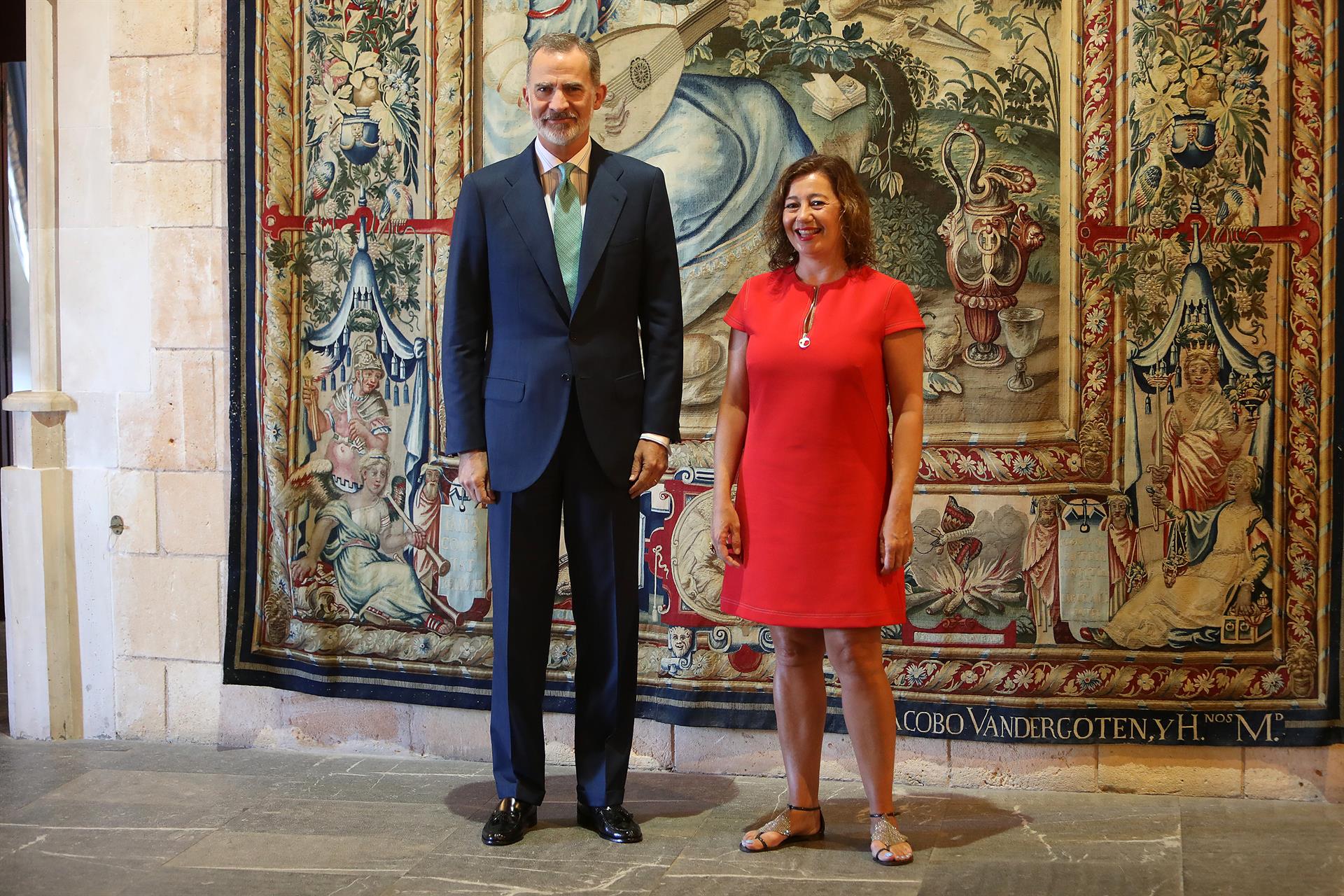 El Rey Felipe VI y la presidenta del Govern, Francina Armengol, posan en el Palacio de la Almudaina, a 29 de julio de 2022, en Palma de Mallorca, Mallorca, Islas Baleares (España). El recibimiento se enmarca en los encuentros del Rey con los rep - Isaac Buj - Europa Press - Archivo