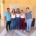El técnico del Ayuntamiento de Andratx José Manuel Rodríguez, la regidora de Educación y Cultura, Mady Pujol, la alcaldesa, Estefanía Gonzalvo, y dos de las nuevas conserjes - AYUNTAMIENTO DE ANDRATX