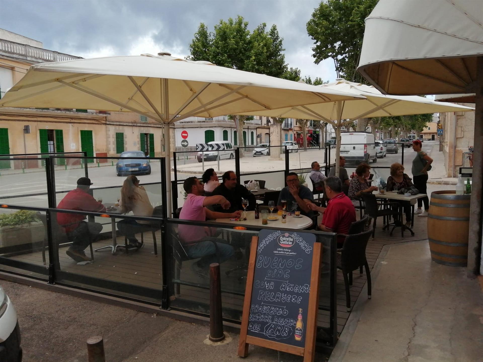 Una terraza de un establecimiento de hostelería - AYUNTAMIENTO DE FELANITX - Archivo