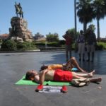 Tomando el sol en la Plaza de España.