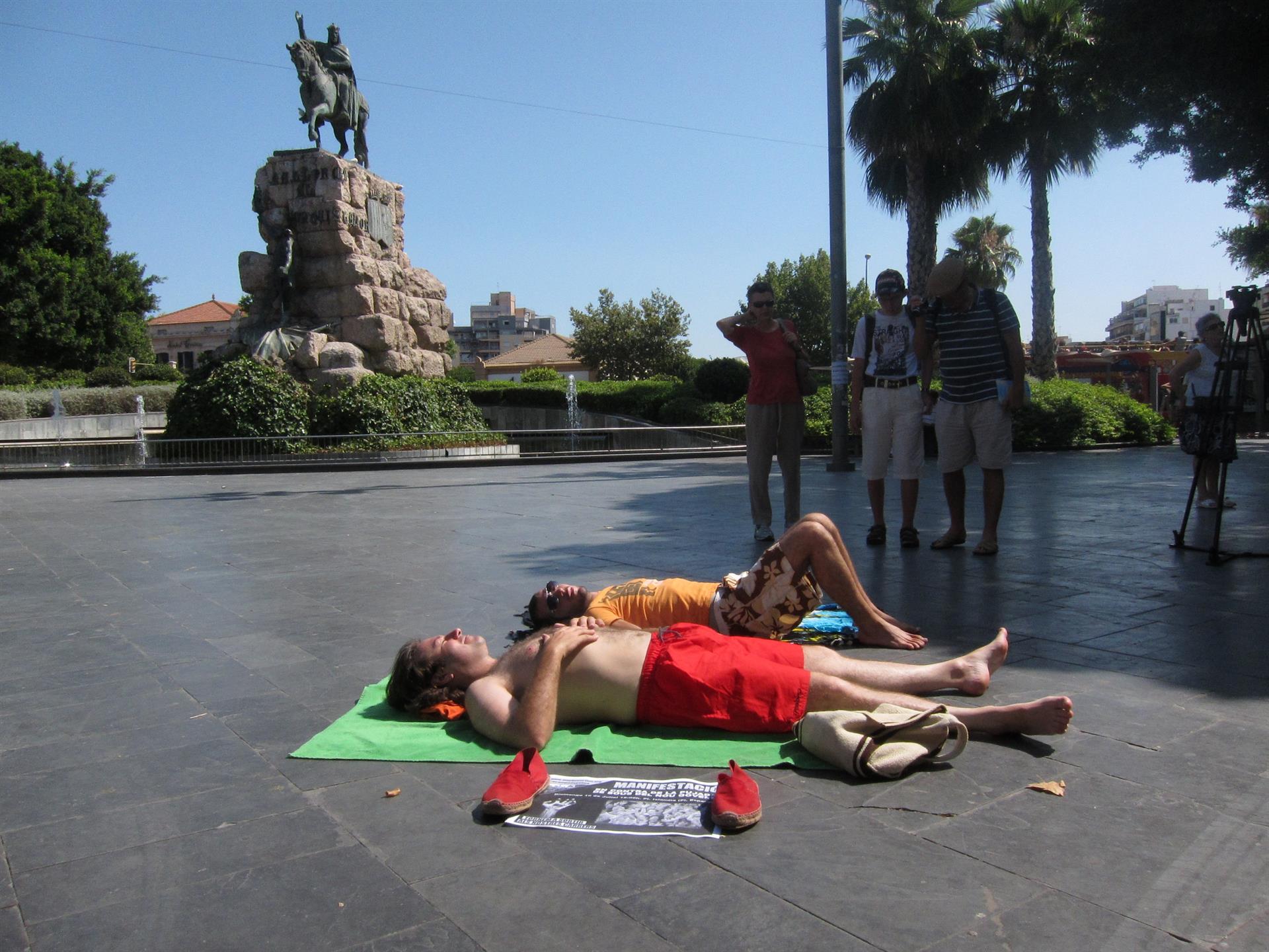 Tomando el sol en la Plaza de España.