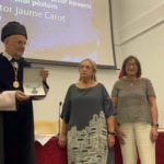 El rector de la UIB, Jaume Carot, entrega la medalla de la investidura como doctor honoris causa a familiares de Agustí Villaronga. - EUROPA PRESS