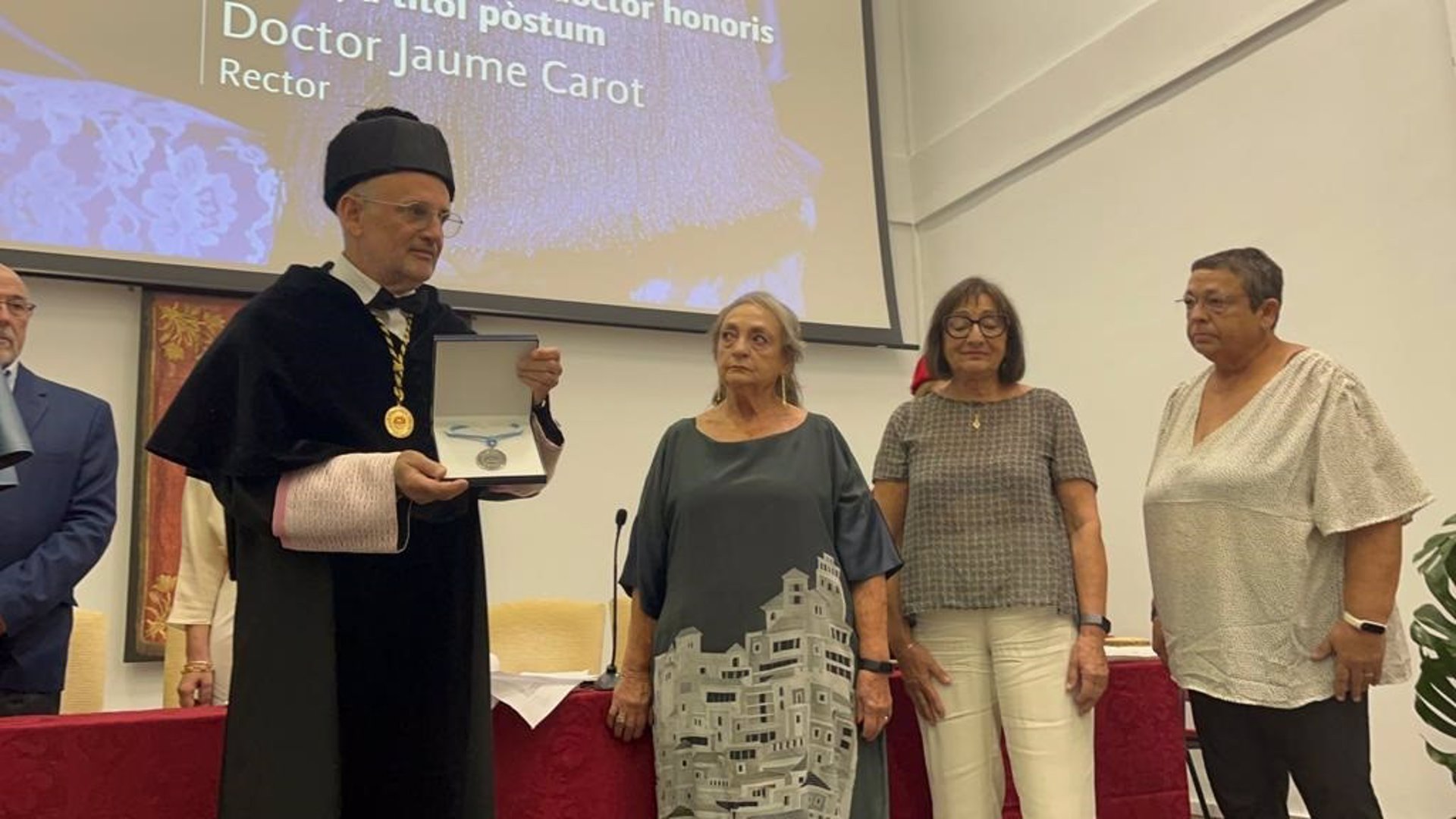 El rector de la UIB, Jaume Carot, entrega la medalla de la investidura como doctor honoris causa a familiares de Agustí Villaronga. - EUROPA PRESS