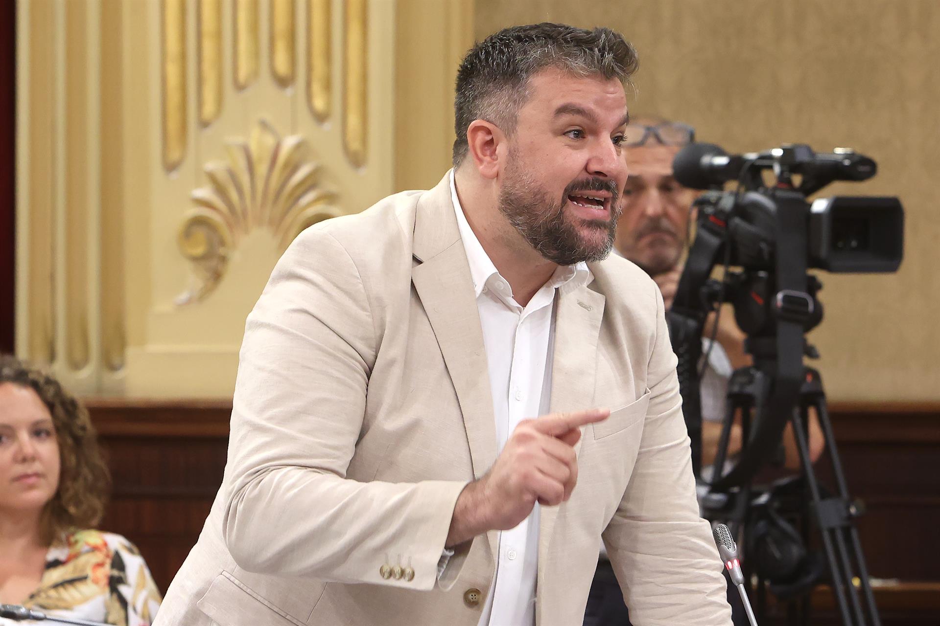 El portavoz de MÉS per Mallorca en el Parlament, Lluís Apesteguia durante una sesión de control en el Parlament. - Isaac Buj - Europa Press