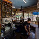 Un camarero trabajando en el kiosko de comida y bebida del embalse de Bolarque, a 20 de agosto, en Guadalajara, Castilla La-Mancha, (España). - Rafael Bastante - Europa Press - Archivo