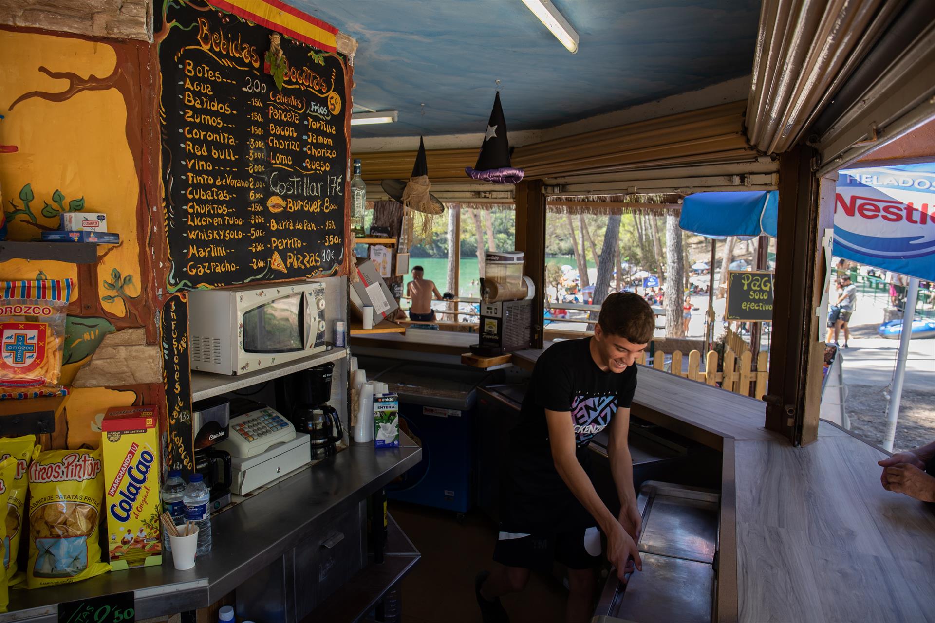 Un camarero trabajando en el kiosko de comida y bebida del embalse de Bolarque, a 20 de agosto, en Guadalajara, Castilla La-Mancha, (España). - Rafael Bastante - Europa Press - Archivo