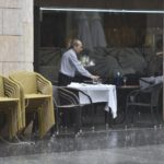 Un camarero recoge una mesa. - Verónica Lacasa - Europa Press