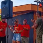 Cata Coll recibe un siurell conmemorativo de manos del alcalde de Marratxí.