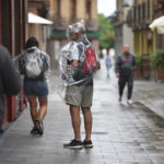Varias personas caminan bajo la lluvia, a 2 de septiembre de 2023, en Huesca, Aragón (España). - Verónica Lacasa - Europa Press