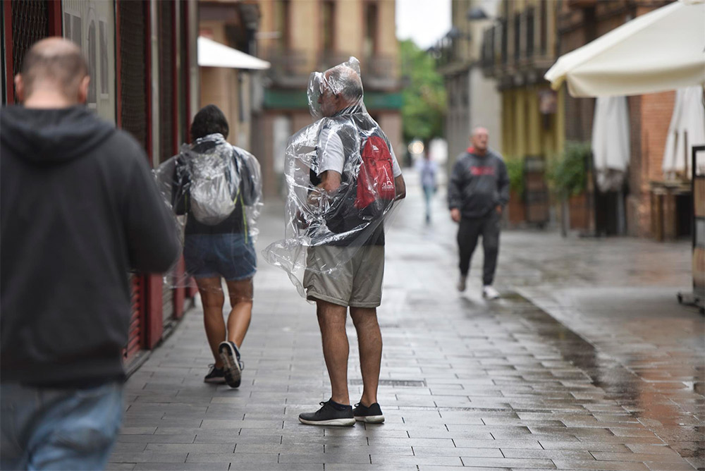 Varias personas caminan bajo la lluvia, a 2 de septiembre de 2023, en Huesca, Aragón (España). - Verónica Lacasa - Europa Press