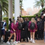 Las jugadoras de la selección femenina de fútbol llegan al hotel en Oliva (Valencia) - Jorge Gil - Europa Press