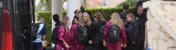Las jugadoras de la selección femenina de fútbol llegan al hotel en Oliva (Valencia) - Jorge Gil - Europa Press