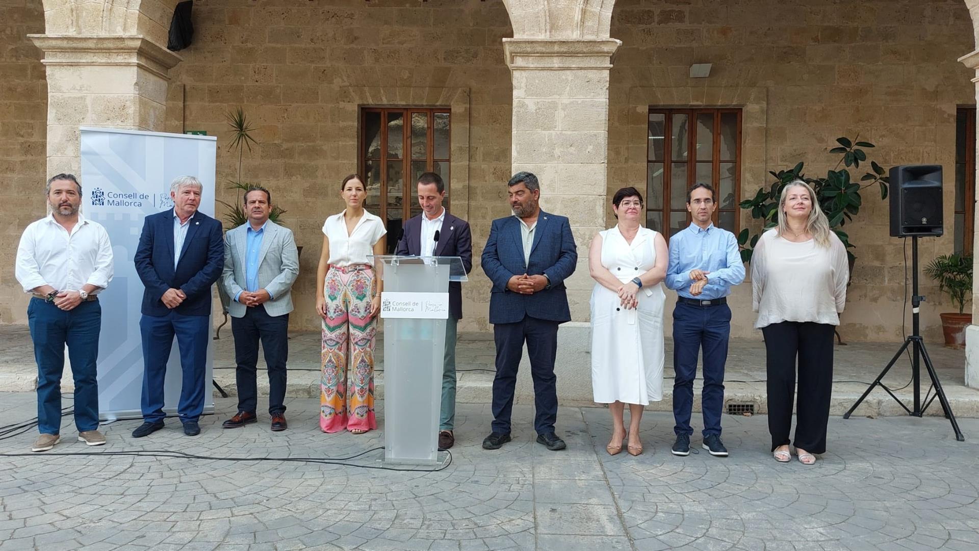 El presidente del Consell de Mallorca, Llorenç Galmés, junto con los miembros del Ejecutivo insular en una rueda de prensa en la Misericòrdia. - EUROPA PRESS