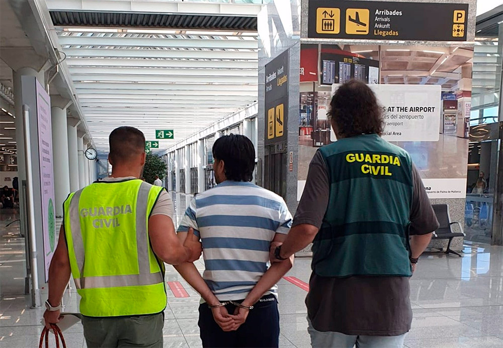 Detenidos dos integrantes más de la 'banda del Rolex' por numerosos robos de relojes de alta gama en Calvià (Mallorca) - GUARDIA CIVIL
