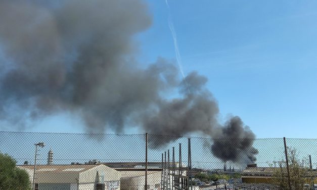 Extinguido el incendio en el polígono de Son Castelló, que ha quemado 13 camiones y tres furgonetas