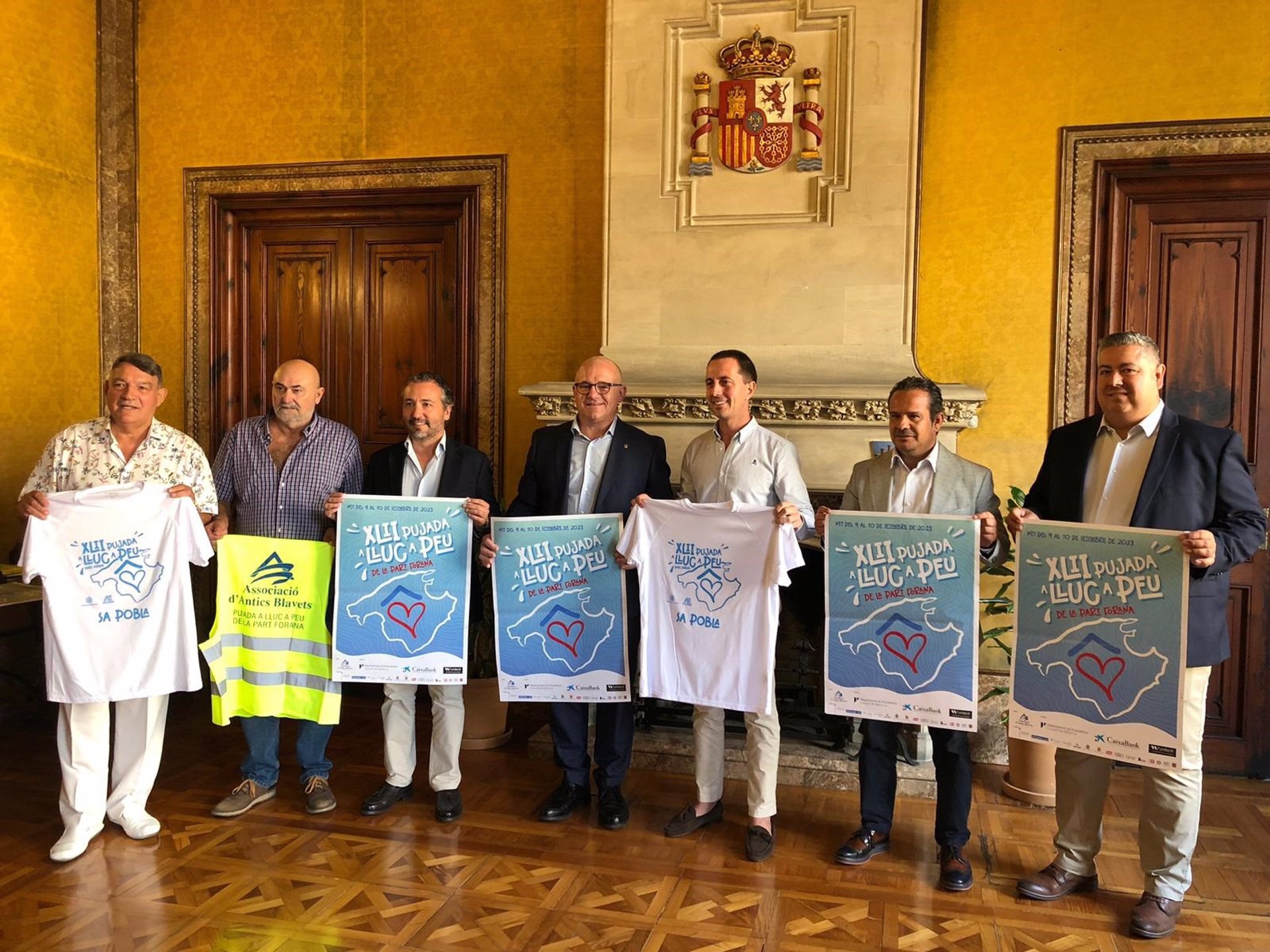 El presidente del Consell de Mallorca, Llorenç Galmés, junto a el conseller de Presidencia, Antoni Fuster, y los miembros de la Asociación de Antiguos Blavets. - EUROPA PRESS