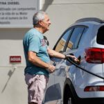 Un hombre echa carburante a su vehículo en una estación de servicio - Alejandro Martínez Vélez - Europa Press