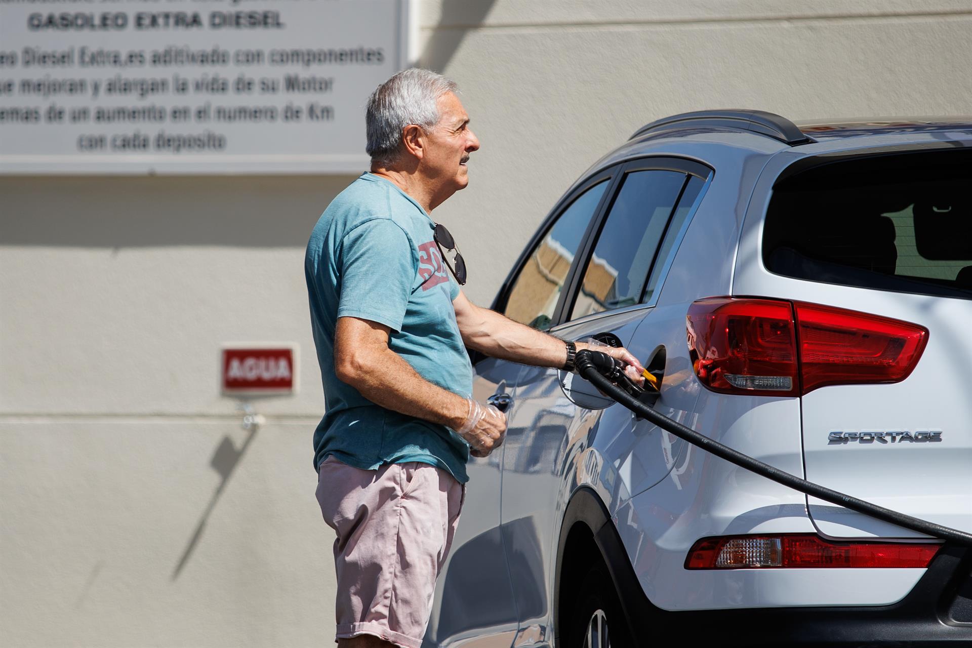 Un hombre echa carburante a su vehículo en una estación de servicio - Alejandro Martínez Vélez - Europa Press