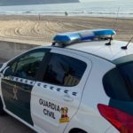 Una agente y un vehículo de la Guardia Civil en una playa de Mallorca. - GUARDIA CIVIL - Archivo