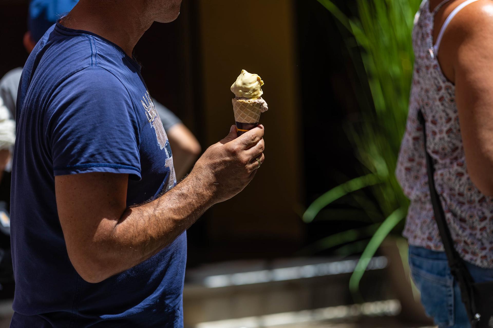 Un hombre comiendo un helado Palma. - Tomàs Moyà - Europa Press - Archivo