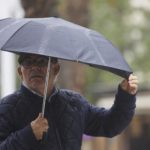 Un hombre aguanta su paraguas por las fuertes rachas de viento. - Joaquin Corchero - Europa Press - Archivo