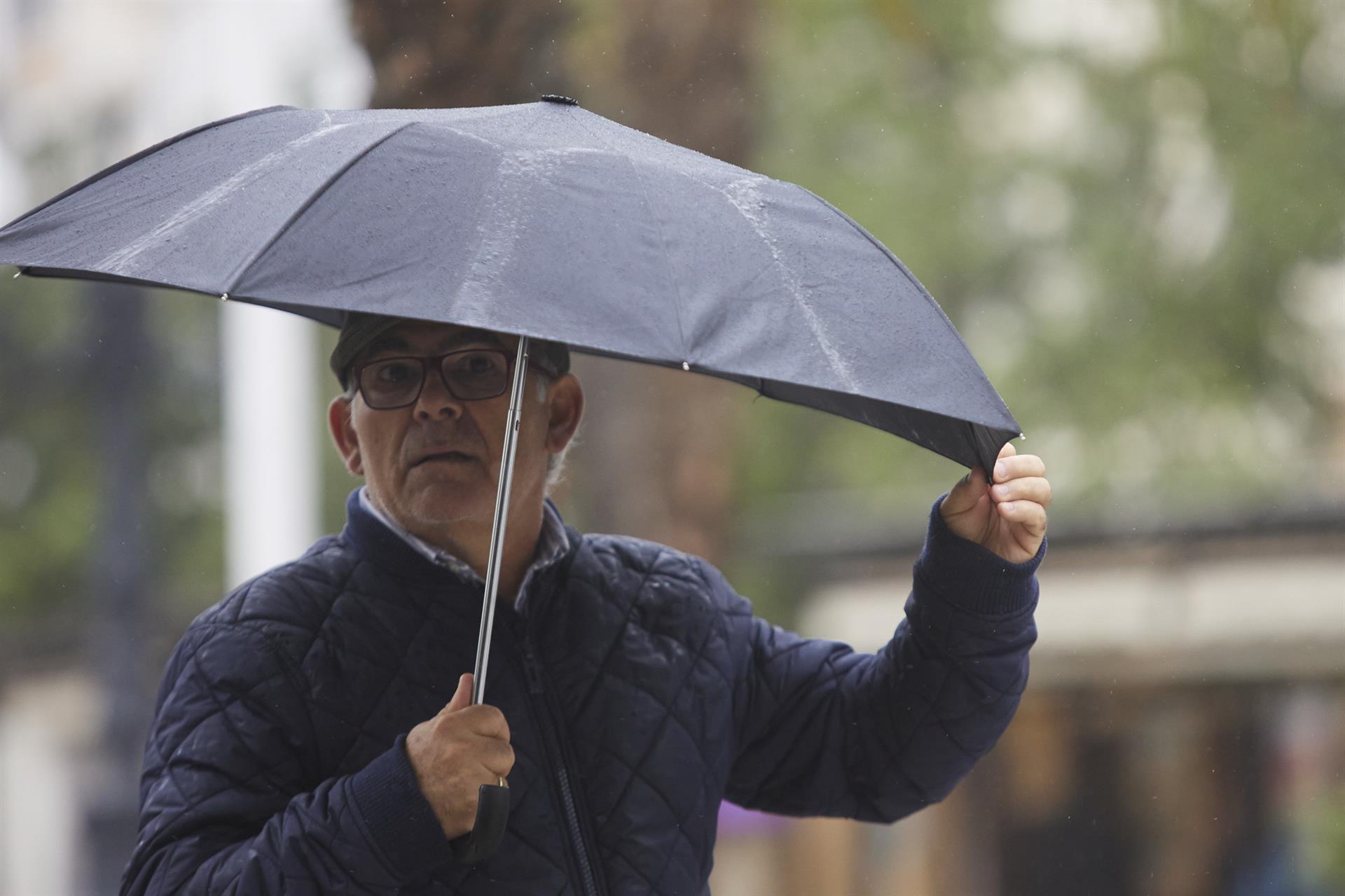 Un hombre aguanta su paraguas por las fuertes rachas de viento. - Joaquin Corchero - Europa Press - Archivo