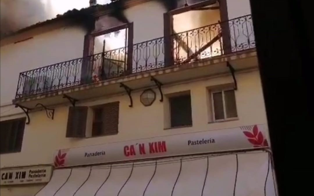 Varias dotaciones de Bomberos de Mallorca actúan en un incendio en un horno de Pollença