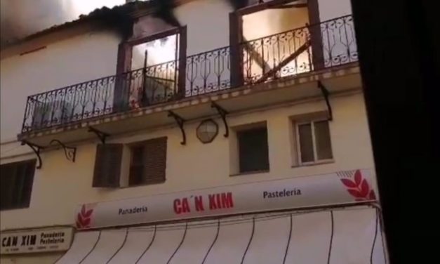 Varias dotaciones de Bomberos de Mallorca actúan en un incendio en un horno de Pollença