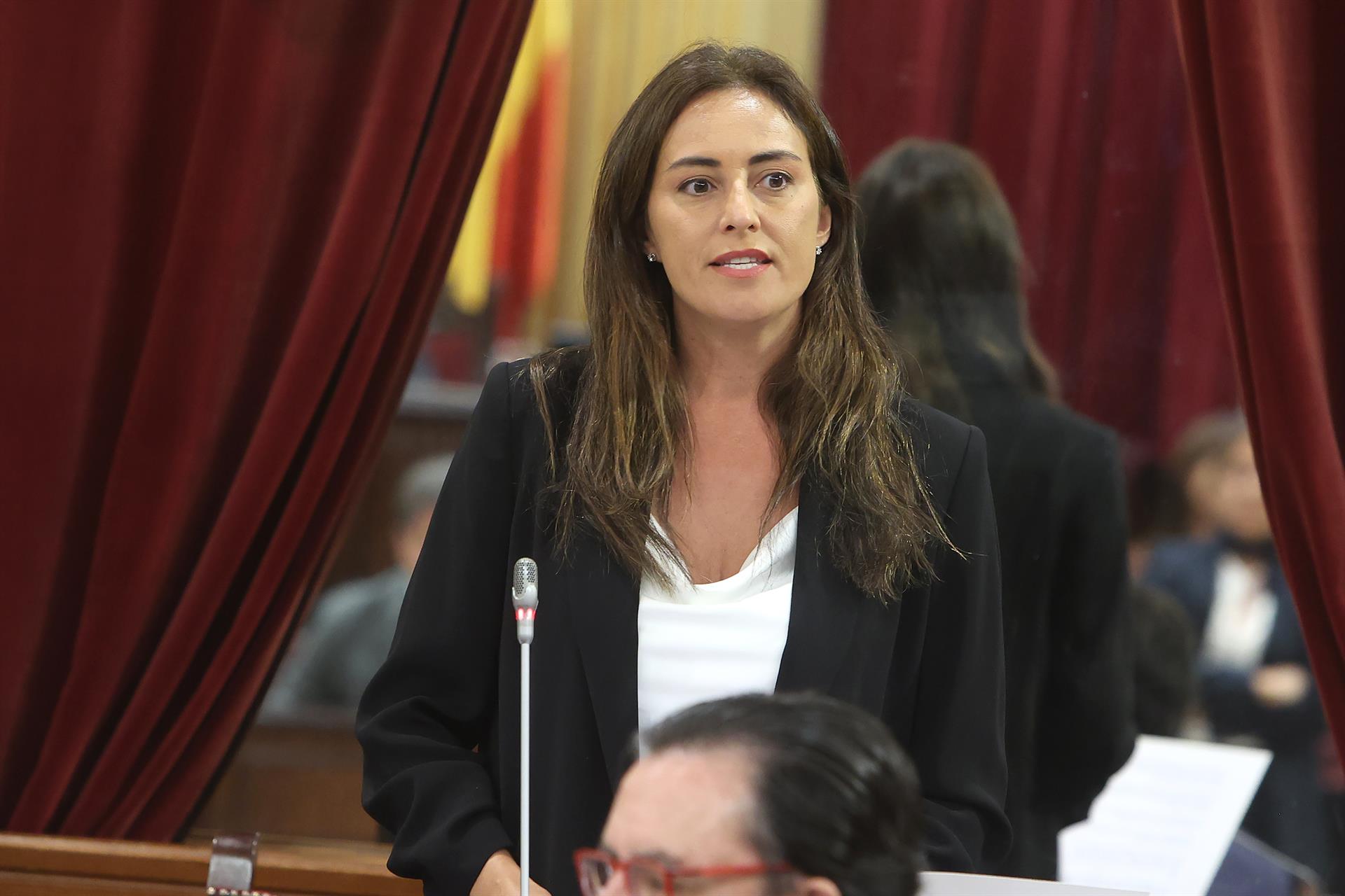 La portavoz de Vox Baleares en el Parlament, Idoia Ribas durante una sesión de control en el Parlament balear. - Isaac Buj - Europa Press