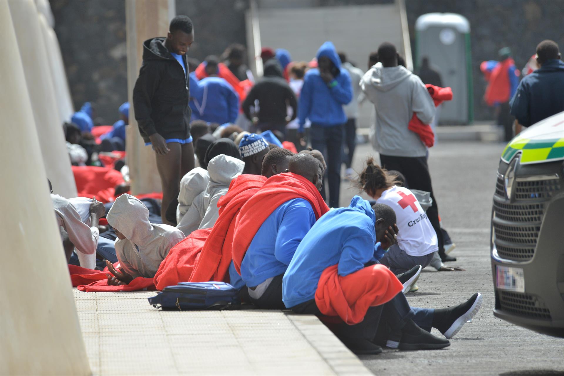 Varios inmigrantes son atendidos por los servicios de emergencias, en el Puerto de la Restinga, en El Hierro, tras llegar en una patera. - Europa Press