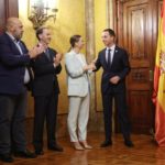 El presidente del Consell de Mallorca, Llorenç Galmés, la preidenta del Govern, Marga Prohens, el presidente del Parlament, Gabriel Le Senne, y el alcalde de Palma, Jaime Martínez, en el acto de presentación del pergamino. - CONSELL DE MALLORCA
