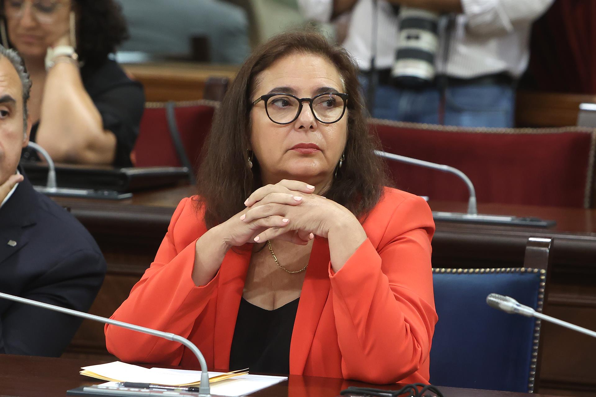 La consellera de Salud, Manuela García durante una sesión de control en el Parlament balear.
