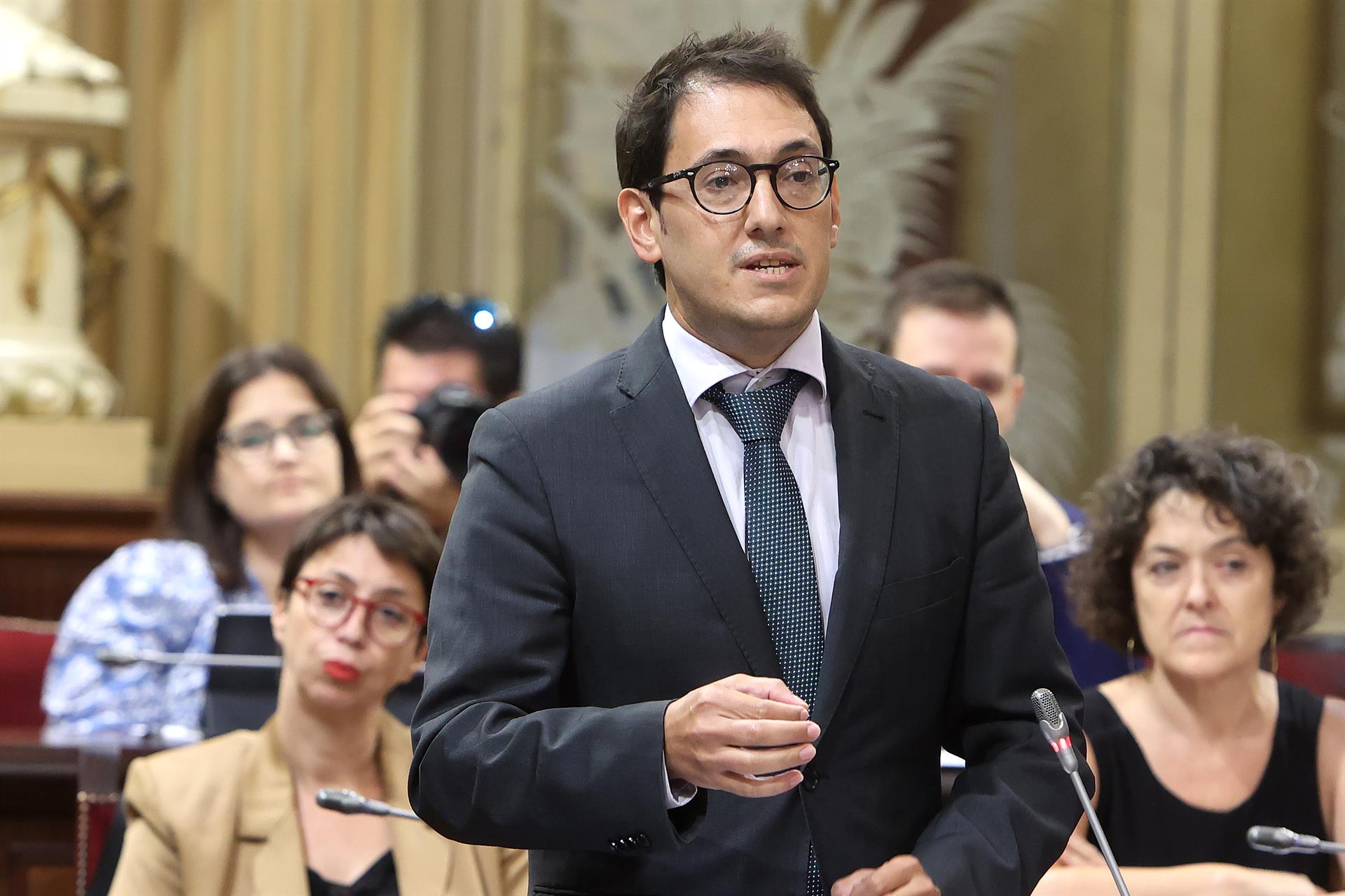 El portavoz del Grupo Parlamentario Socialista, Iago Negueruela durante una sesión de control en el Parlament balear.