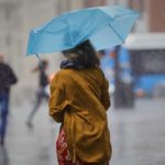 Una persona camina por la calle con un paraguas. - Jesús Hellín - Europa Press - Archivo