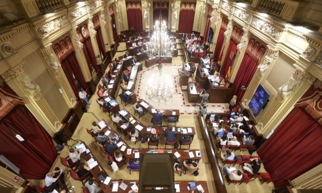 El Parlament valida el decreto que elimina el requisito de catalán para trabajar en la sanidad pública