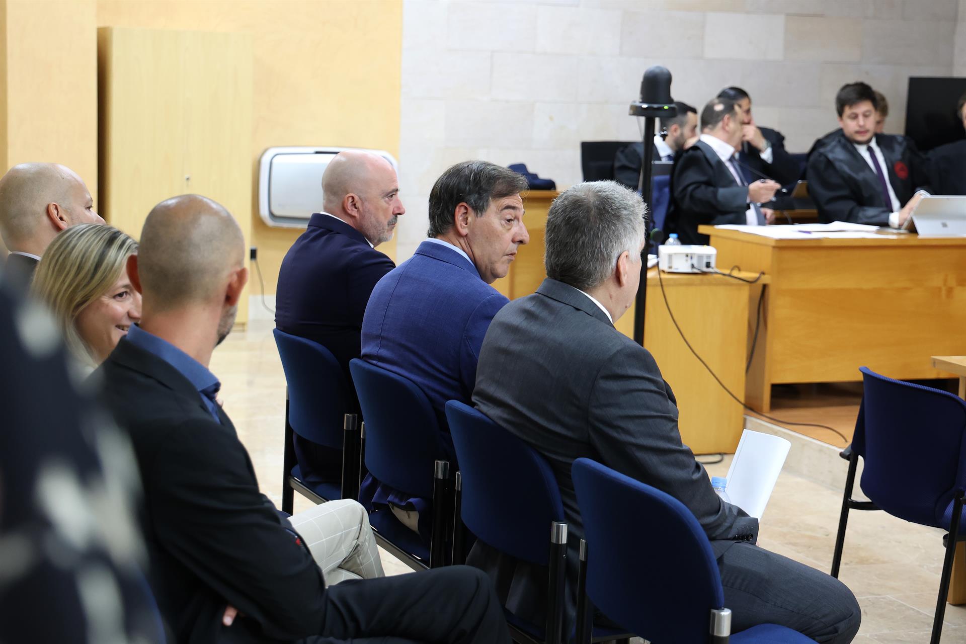 El juez Manuel Penalva (c) y el fiscal Miguel Ángel Subirán (3i) durante el juicio. - Isaac Buj - Europa Press - Archivo