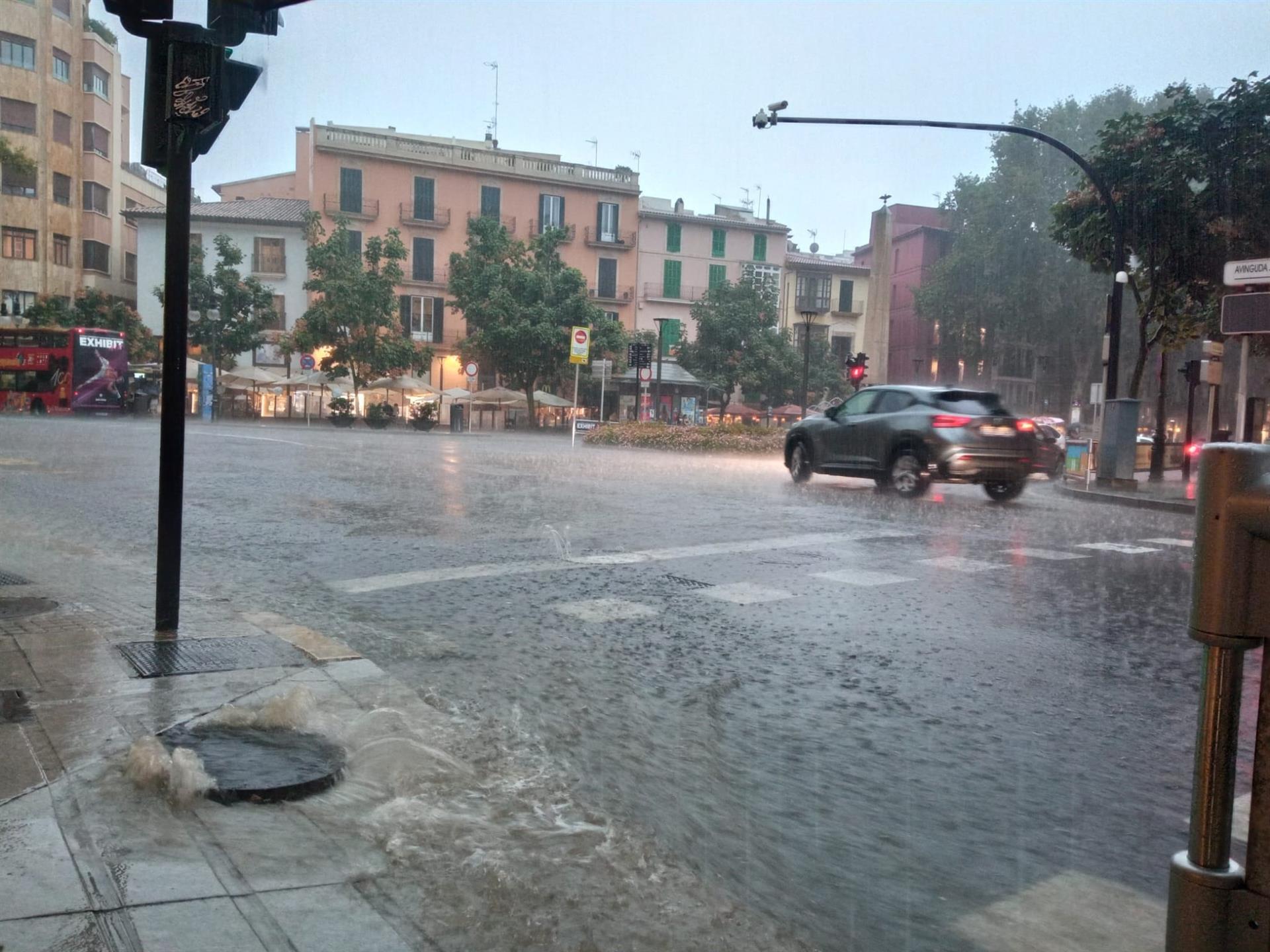 Vista de la plaza Juan Carlos I de Palma (Mallorca) durante un día de lluvia. - EUROPA PRESS - Archivo