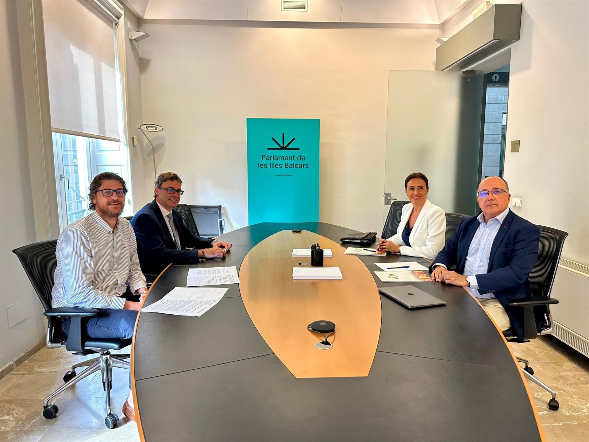 El portavoz parlamentario del PP, Sebastià Sagreras; el vicepresidente del Govern, Antoni Costa; la portavoz de Vox en el Parlament, Idoia Ribas, y el coordinador y diputado de Vox por Menorca, Xisco Cardona. - PP