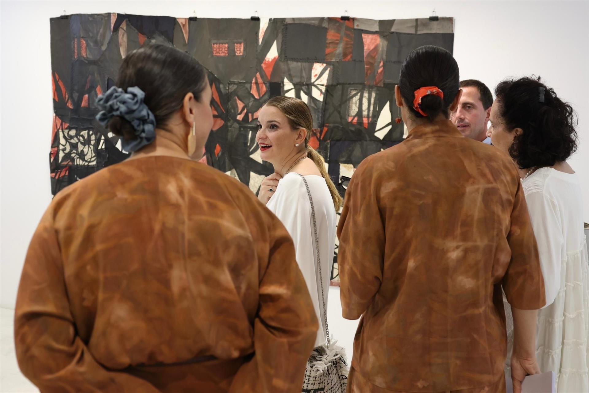 La presidenta del Govern, Margalida Prohens, participa en la Nit de l'Art en Palma. - CAIB