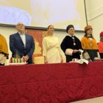 En el centro de la mesa, la presidenta del Govern, Marga Prohens, y el rector de la UIB, Jaume Carot, en el acto de apertura del año académico 2023-2024. - EUROPA PRESS