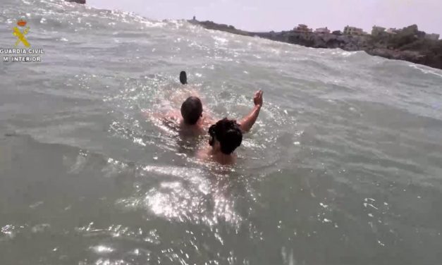 Los GEAS de la Guardia Civil rescatan a una persona que se estaba ahogando en Porto Cristo