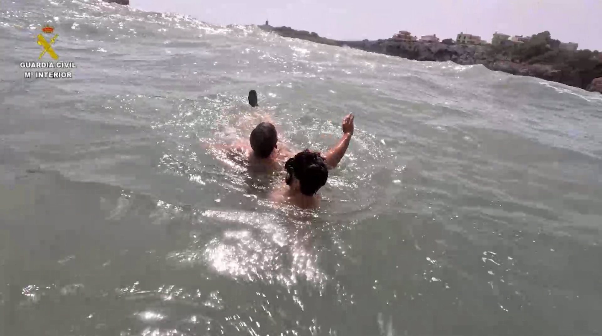Los GEAS de la Guardia Civil rescatan a una persona que se estaba ahogando en Porto Cristo. - GUARDIA CIVIL