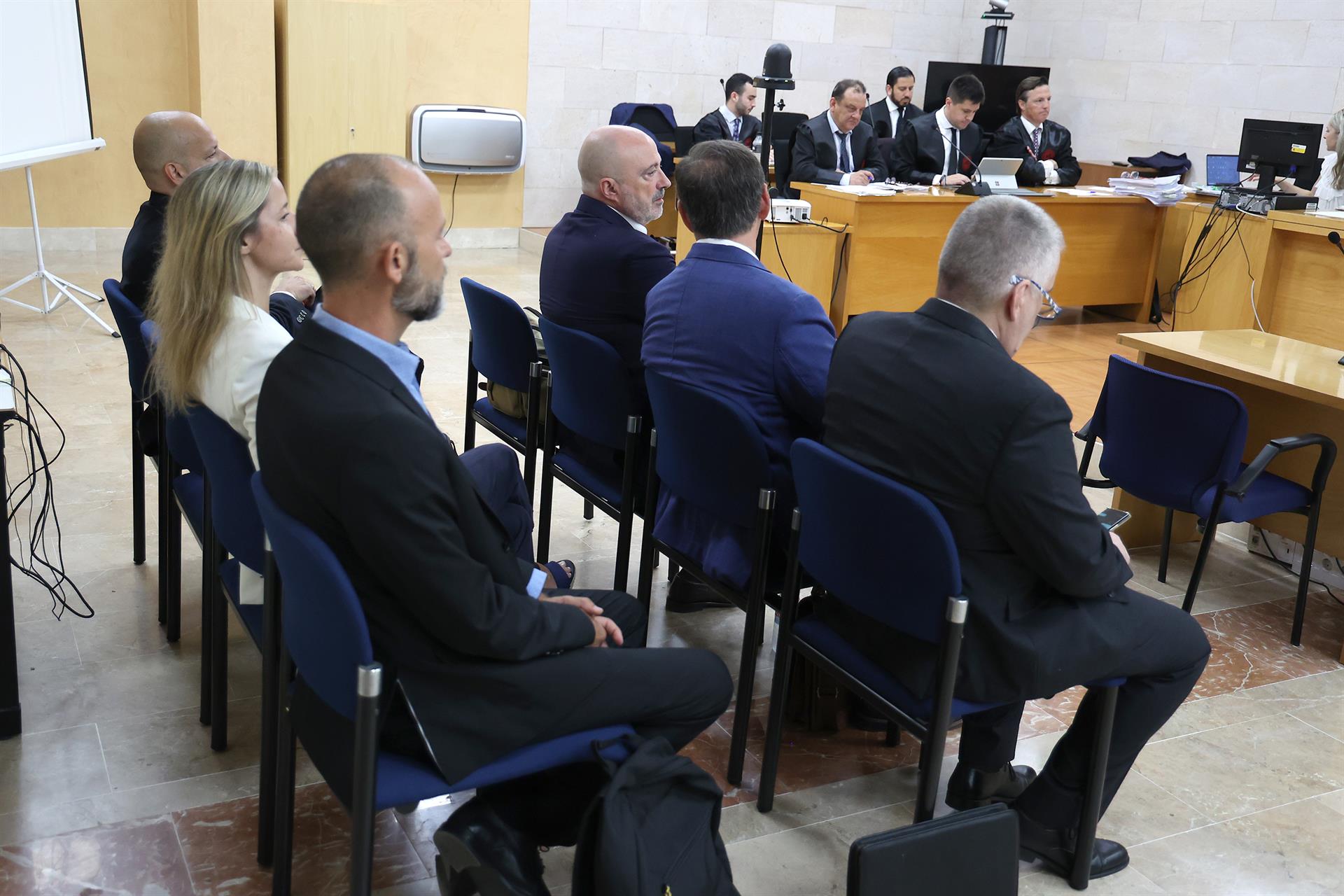 En la primera fila, el fiscal Miguel Ángel Subirán (i) y el juez Manuel Penalva (c), durante un juicio contra los investigadores del caso Cursach, a 22 de junio de 2023, en Madrid (España). - Isaac Buj - Europa Press - Archivo