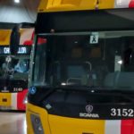 Los autobuses del TIB en Mallorca lucen un lazo negro en señal de duelo por el trabajador fallecido este viernes - CAIB