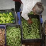 Una persona compra alimentos en un mercado. - Carlos Castro - Europa Press - Archivo