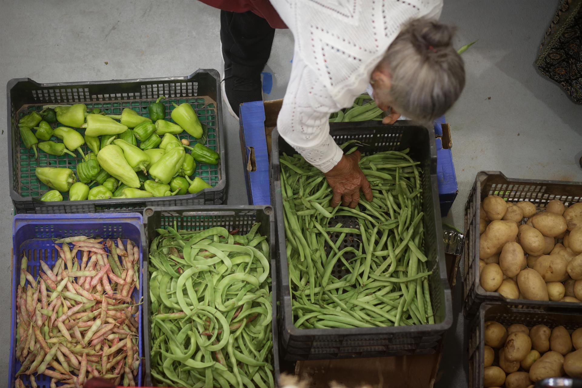 Una persona compra alimentos en un mercado. - Carlos Castro - Europa Press - Archivo