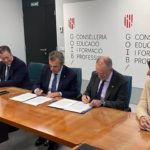 El conseller de Educación y Universidades, Antoni Vera, y el rector de la UIB, Jaume Carot, firman el nuevo modelo de financiación. - EUROPA PRESS