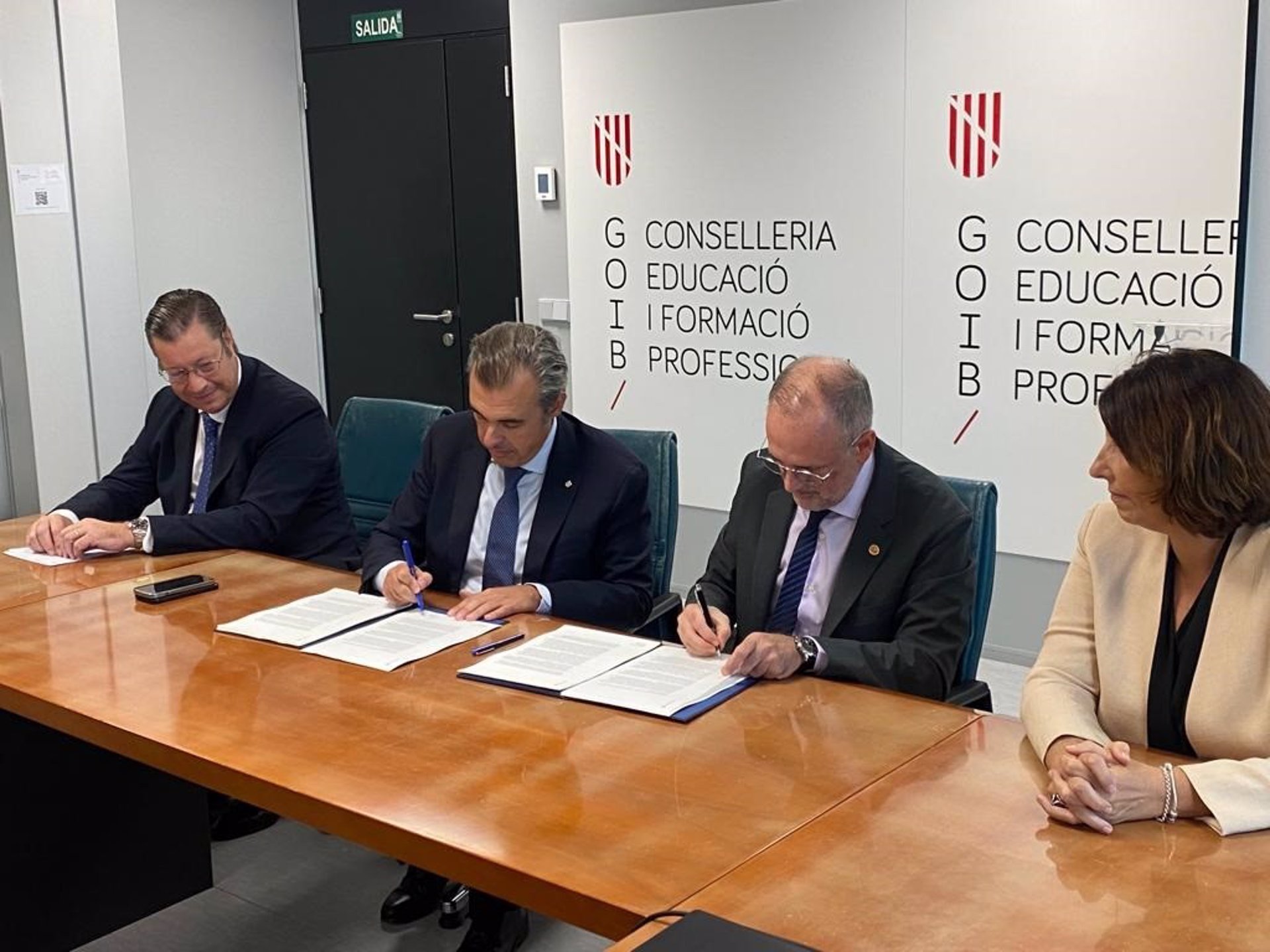 El conseller de Educación y Universidades, Antoni Vera, y el rector de la UIB, Jaume Carot, firman el nuevo modelo de financiación. - EUROPA PRESS