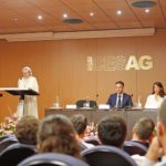 La directora del Cesag, Julia Violero, y el vicerrector de Organización y Transformación Digital de la Universidad Pontificia Comillas, José María Ortiz, dan la bienvenida al acto inaugural del curso académico en el Centro. - CESAG